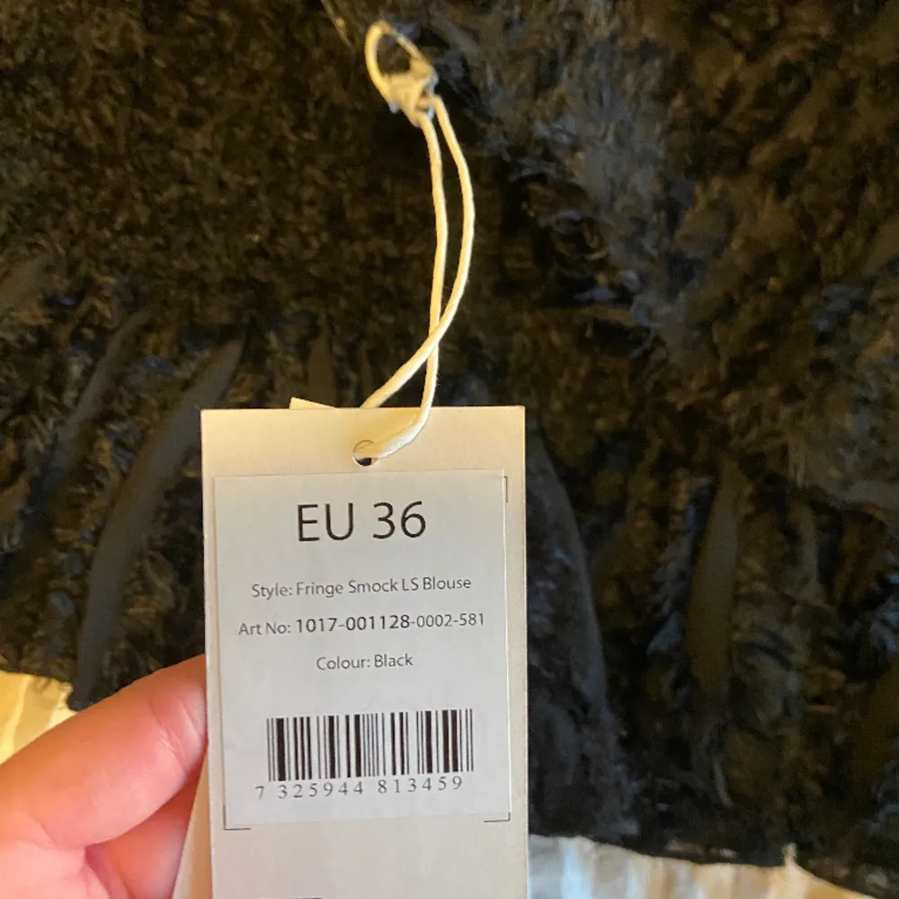 Helt ny blus som aldrig blivit använd i storlek 36. Köpt för 399. Köparen står för frakten. Blusar.