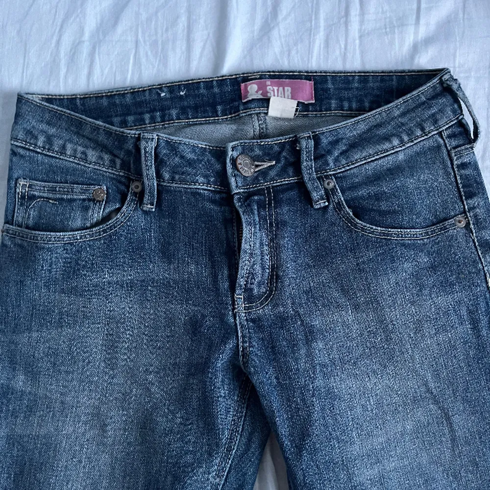 Så så fina och sitter så snyggt på. Vet inte midjemåttet jeansen är långa passar nån som är typ 165 och kortare❤️ köpte secondhand förra året 💓. Jeans & Byxor.