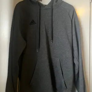 Adidas hoodie i storlek L. Använd en gång och är i nyskick. Inga skador osv 