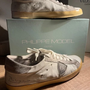Philippe Model  - Philippe model skor  Mycket eftertraktad model  Väldigt bra skick 8/10  Storlek 43  Skirv vid frågor 