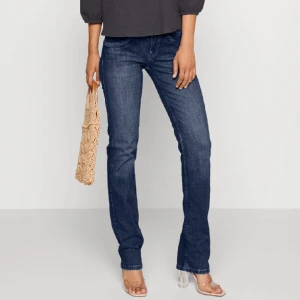 Pepe Jeans - Använda ett par gånger, lite slitage nere vid hälen (se sista bild), men absolut inget som man tänker på. Super snygga och slutsålda men säljer för att de inte kommer till användning. Nypris är 999kr. Passar en M och en S storleksmässigt🌸