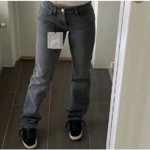 Zara jeans - Säljer dom populära lågmidjade zara jeansen då de har blivit för små för mig, gott skick, kan skicka egna bilder om så önskas💞