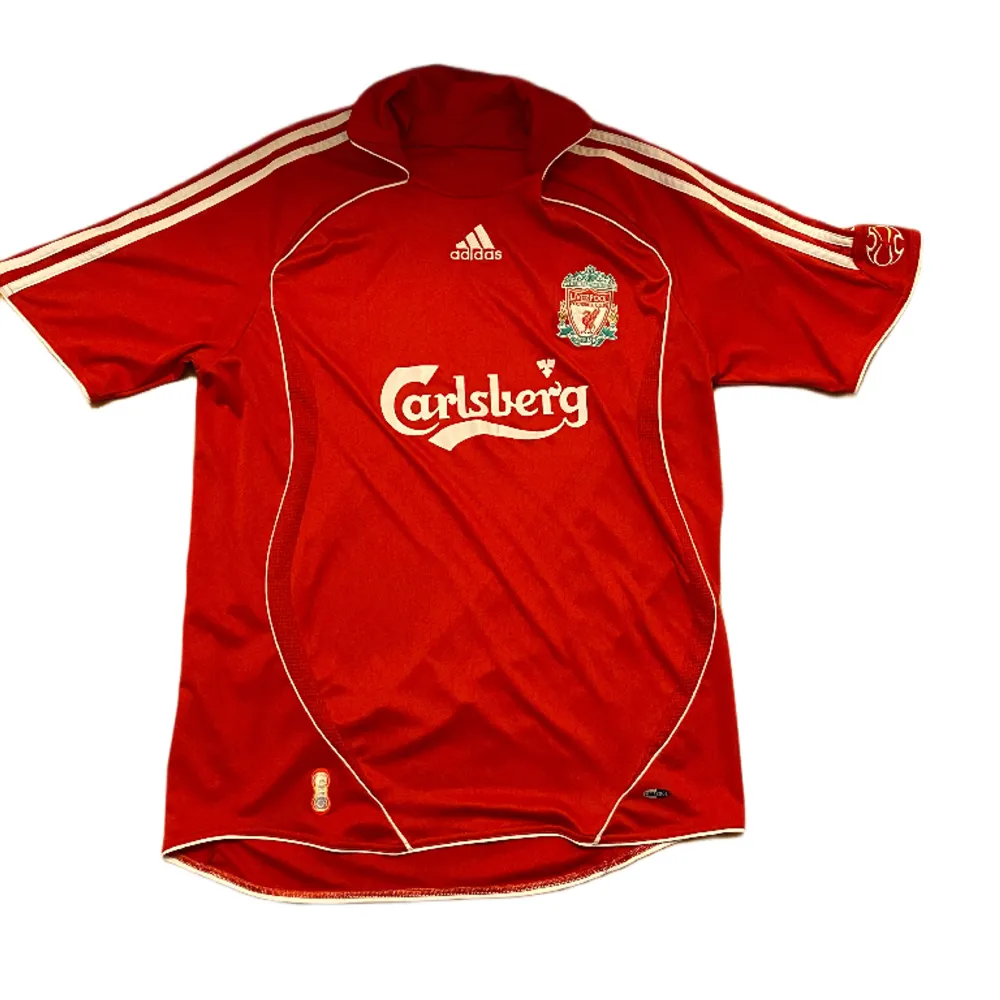 Liverpools officiella hemmatröja från 2006 i nästintill nyskick.. T-shirts.