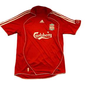 Liverpools officiella hemmatröja från 2006 i nästintill nyskick.