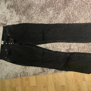 Jeans - Säljer dessa byxor från lager 157. Dem är lite för stora för mig vid midjan. 