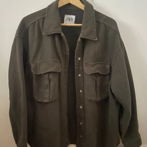 Jeansjacka  - En grön jeansjacka från Zara. Säljer för att jackan inte kommer till någon användning. Jackan är i mycket bra skick. 