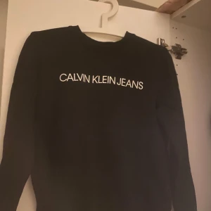 Svart sweatshirt  - Säljer denna svarta Calvin Klein jeans tröja. Säljer då den är för liten. Är i storlek xs men sitter mer som xxs i armarna🫶🏽