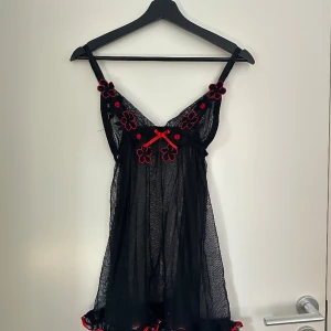 Babydoll klänning - Svart och röd babydoll klänning.