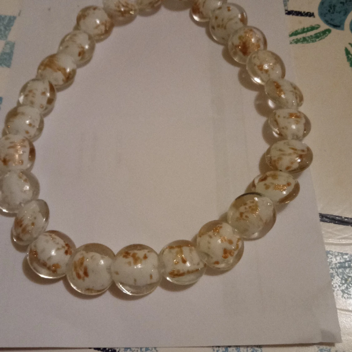 Halsband med glaspärlor med Guldglitter . - 90