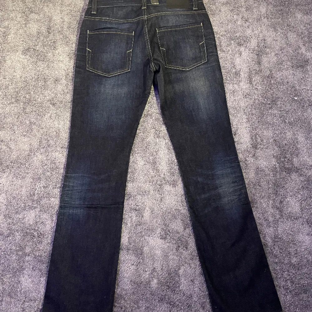 Säljer dessa feta jeans från Selected Homme🔥. Jeansen är i nyskick, precis köpta, aldrig använda. Storlek: 29/34.   Nypris: 700kr💸 . Jeans & Byxor.