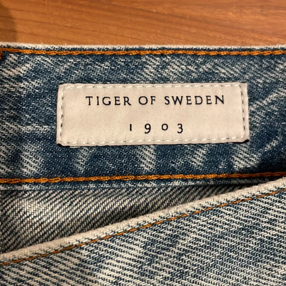 Tjena, säljer nu ett par Tiger of sweden jeans. Nypris ligger runt 1600 kr, säkjer för 549 kr. Storleken på dem är 28/30. Designen är uppsliten vid anklarna så det är inte slitage. Skick 8/10. Jeans & Byxor.