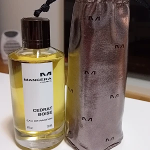Mancera Cedrat Boise - Säljer denna nisch parfym av Mancera (Cedrat Boise)  då den inte passar min smak (blind köpte). Flaskan är i 120ml, lite mer än 119 ml kvarstår. Noterna finns på fragrantica elr DM. Köpt för 1000kr. Påsen ingår men orginal förpackningen har slängts.