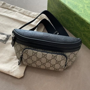 Gucci leather handbag  - Riktigt fin Gucci väska i ny skick, allt från butiken följer med dig raka vägen hem precis som om du nyss klev ut ifrån Gucci store! Vid fler frågor och funderingar så kan ni ta kontakt med mig. 