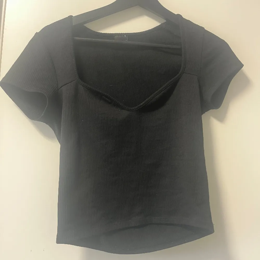 Svart top från Gina tricot, använts några gånger . T-shirts.