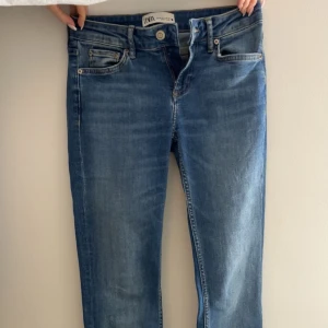 Jeans - Lågmidjade bootcutjeans från zara