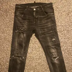 Riktigt fräscha dsquared jeans i nyskick  Köpt: fått (äkta) Skador: inga alls Skick: 10/10 använt fåtal gånger 😊😊😊