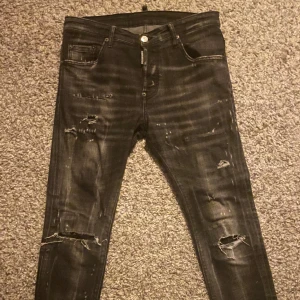 Dsquared2 Jeans - Riktigt fräscha dsquared jeans i nyskick  Köpt: fått (äkta) Skador: inga alls Skick: 10/10 använt fåtal gånger 😊😊😊