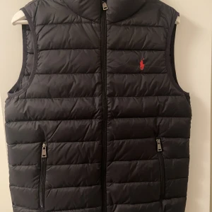 Ralph lauren THE PACKABLE GILET - Väst - Säljer denna riktigt feta Ralph lauren västen till både vår och sommar, vilket har använts ett par gånger. Men är i väldigt bra skick utan några skador alls. Original pris: 3295kr  Skriv gärna i PM vid fler frågor!