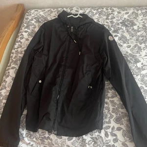 Moncler jacka  - Använd i nyskick, inga skador eller så, tunn jacka passar till flera tillfällen. 