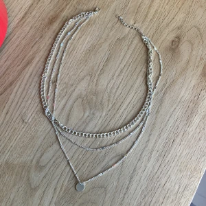 tre halsband kedjor  - sitter ihop liksom, oanvänd 