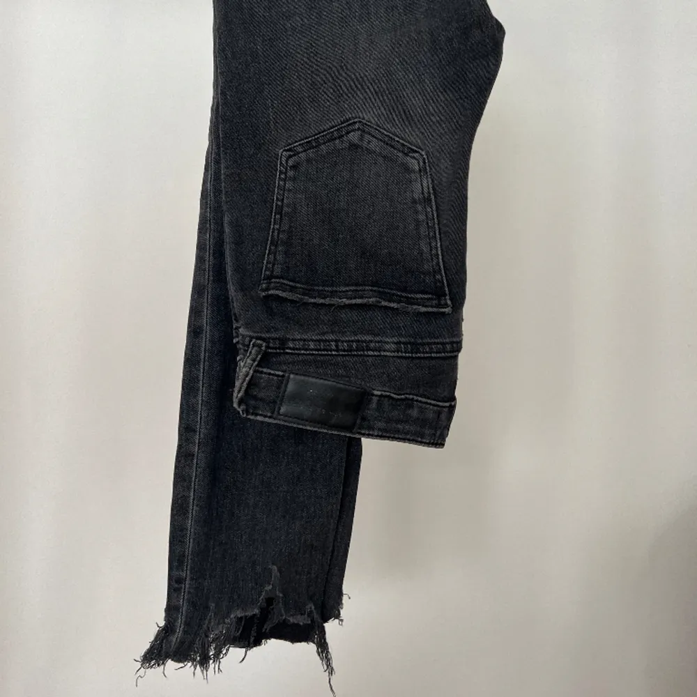 Gråa ”slitna” Zara jeans i storlek 36 🖤 Stretchigt material med slitning nertill   Skriv om ni önskar fler bilder 🧸 Ansvarar ej för postens slarv 💗. Jeans & Byxor.