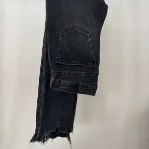 Gråa ”slitna” Zara jeans i storlek 36 🖤 Stretchigt material med slitning nertill   Skriv om ni önskar fler bilder 🧸 Ansvarar ej för postens slarv 💗