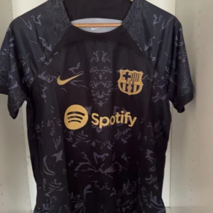 Fotbollsströjor  - Alla tröjorna är nya vill sälja dem och i bra skick. 450st priset kan Diskutera om