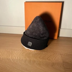 Louis Vuitton mössa  - Hej, säljer min Louis Vuitton mössa! Ny pris 3850kr mitt pris 2300kr! Allt og medföljer det vill säga kvitto,box och påse! Mössan är i fint skick med Inga flaws! Hör av er vid intresse & funderingar!