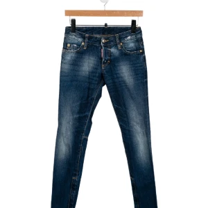 Dsquared2 jeans slim fit - Tja säljer nu dessa Dsquared2 jeans (slim fit) storleken är i (XS) som nya. De passar upp till längden 177 Pris 1500kr pris kan diskuteras 