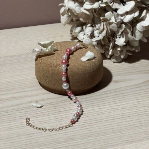 Armband - Lilian  -  Armbandet är en tolkning av vårt populära armband Eleonore, men denna gång är det med rosa pärlor. Extremt vackert och passar till alla outfits. Detta armband har en kedja i guldplätering.  🎀 Namn: Lilian  Längd: Hela 24,5 cm, Pärlor 15,5 cm 