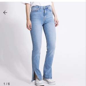 Säljer dessa blåa jeans från Lager157 i modellen split. Jeansen har slits på slutet. Aldrig använda endast testade, som nya🫧 Ord pris 300kr🤍