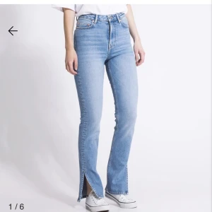 Lager157 jeans🫧 - Säljer dessa blåa jeans från Lager157 i modellen split. Jeansen har slits på slutet. Aldrig använda endast testade, som nya🫧 Ord pris 300kr🤍