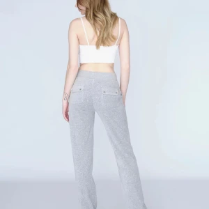 Juicy byxor - Säljer dessa sjukt sköna och mjuka juicy byxor, även snygga! Köptes för 1200 kr och säljer för 250 kr!!!inget täcken på använding!🥰❤️Säljs för lågt för jag vill bara bli av med de