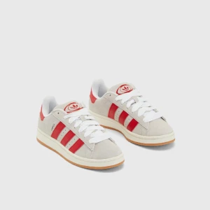 Adidas campus 00 - Säljer ett par adidas campus som är helt slutsålda och är använda Max 5 gånger, skriv för privata bilder så kan jag leta fram dom