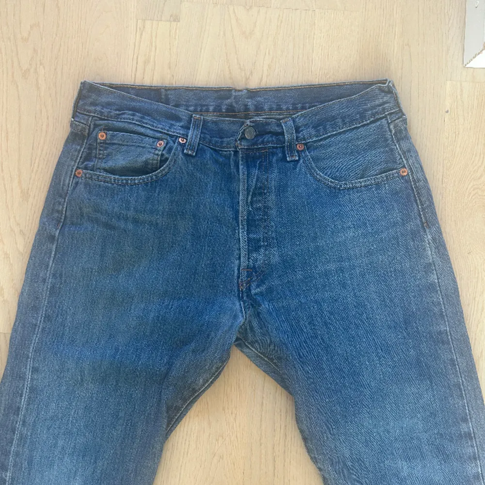 Ett par snygga retro jeans som passar på både män och kvinnor samt är lite slitna, annars är de i bra skick och storlek W33 L32. Jeans & Byxor.