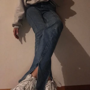 Bootcut jeans  - Jätte snygga jeans som passar perfekt också på mig som har lite smalare midja. Har använt de en ända gång men säljer de för min vän har samma och lät henne behålla de. Men annars älskar de 😍😍😍 med skor så passade de perfekt. Är 160cm. Fråga! Förslag!
