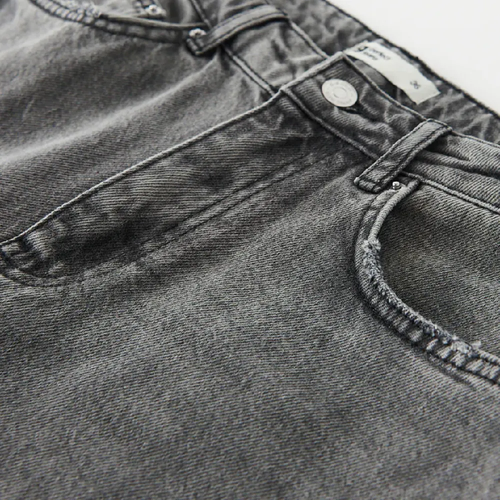 Gråa jeans från ginatricot, använt få tall gånger💕 Köpte dom för 499kr Skriv till mig om priset eller om ni har några frågor❤️. Jeans & Byxor.