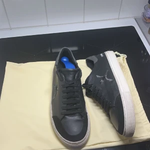 Axel arigato clean 90 bird - Säljer nu mina riktigt snygga arigato clean 90’s med fågeldesignen. Riktigt stilrena och passar till allt. Varsamt använda och mycket kvar att ge! Nypris 2650kr. Box och dustbag följer med!