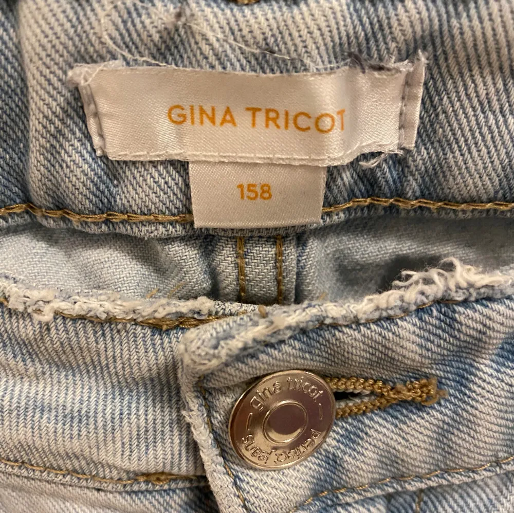 Säljer dessa super snygga jeans från Gina tricot🩵 bra skick, storlek 158, passform: straight Original pris 299kr, jag säljer dem för 249kr😊 priset går att diskuteras! Tar endast Swish! Kontakta mig om du är intresserad av att köpa!🤍🥰. Jeans & Byxor.