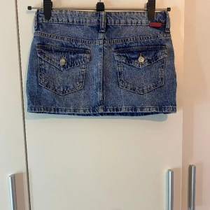 Oanvänd denim minikjol - Oanvänd jeanskjol från hm, låg misja, slim fit