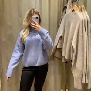 Stickad tröja - Jättefin stickad tröja från & other stories som inte kommer till användning längre. Liten i storlek så passar mig som är en S annars! Köpt för 690 kr i höstas 