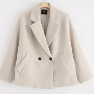 Kortkappa  - Beige kortkappa från Lindex! Sparsamt använd Jättefin färg och passas bra till vår och höst