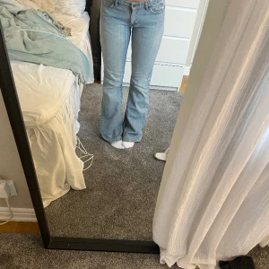 Lågsinnade jeans  - Supersnygga ljusblåa bootcut jeans💗slitna längst ner då dem är lite för långa för mig💗