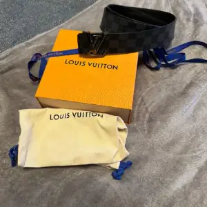 Tja säljer nu mitt louis vuitton bälte på grund utav att jag har tröttnat på den, men har använt den några gånger men tröttnade snabbt på den. Skick 8:10 och har inga synliga skador. Kvitto finns via diskussion!