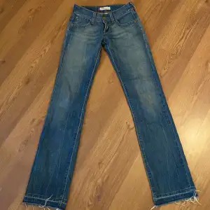 Jätte fina lågmidjade Levis jeans  Står inte för frakt. 🫶🏻  Innerbenslänged: 88cm  Midjemått (mätt rakt över jeansen) ca 36cm