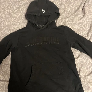 sail racing hoodie - använd några gånger men stått orörd i nått år, storlek 170 så nästan som XS, skriv om du har några funderingar.