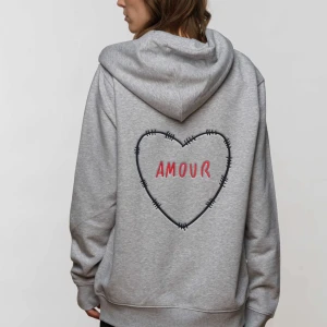 Mira Paris hoodie - Intressekoll på min Mira Paris hoodie som är slutsåld. Köpt för ca 1800kr. Använd en gång så i toppskick! Strl M och sitter som en perfekt, lite oversized hoodie på mig som vanligtvis har strl xs/s 💕