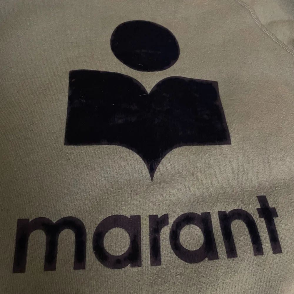 Skit snygg Marant tröja som jag säljer då den inte kmr till användning längre, de finns några defekter på sammet men inget man tänker på💙💙. Tröjor & Koftor.