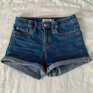 Jeansshorts - Begagnade shorts i bra skick💞De har inga defekter. Säljer pga att de är för tighta, passar någon som har xs👍🏼  Skriv till mig för fler frågor🫶🏼