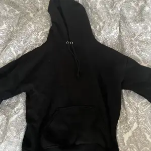 En fin svart hoodie i strl xs, säljer då den är för liten för mig! Inga defekter 💗